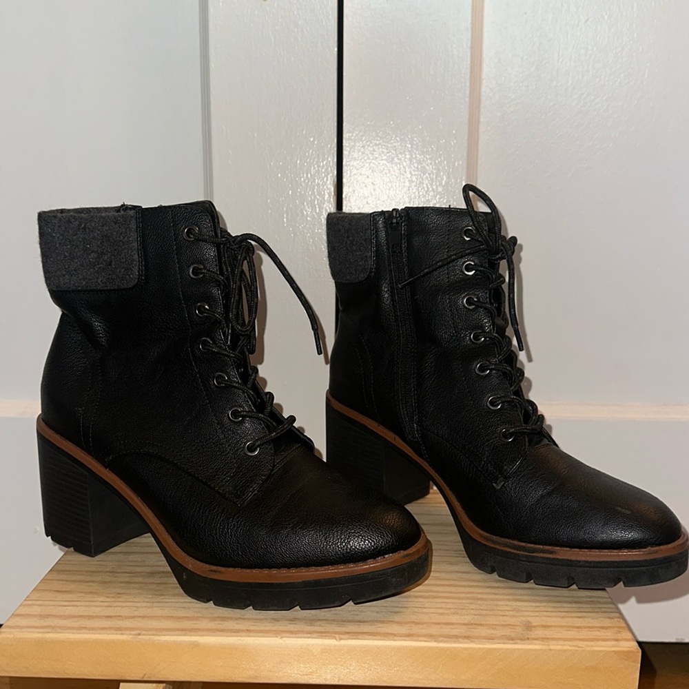 NATURALIZER boots